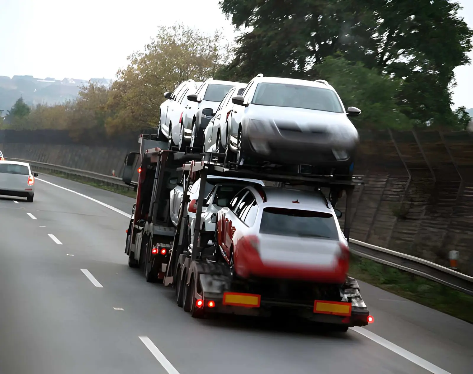 Open vs Enclosed car shipping trucks